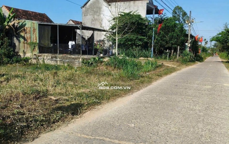 Bán lô đất tại xã Mộ Đức, Quảng Ngãi. Diện tích. 200m2 (full thổ cư). Giá chỉ 3,8tr/m2